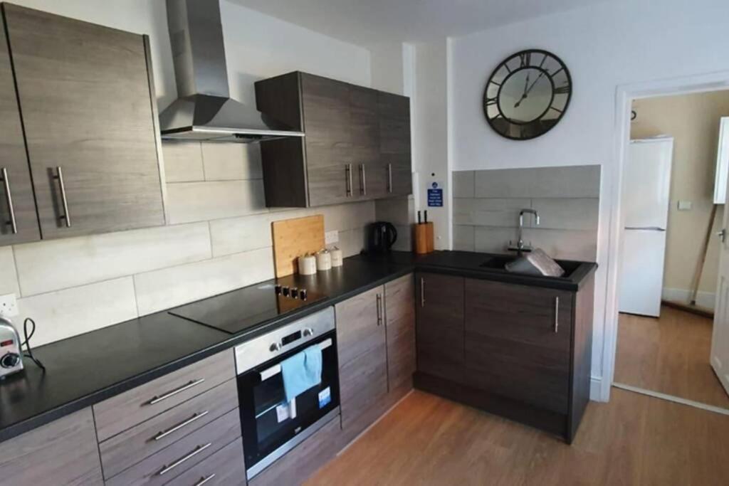Cannock House ~ 4 Bedrooms All With Ensuite. 루겔레이 외부 사진