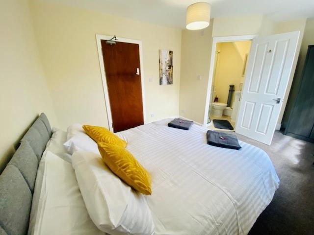 Cannock House ~ 4 Bedrooms All With Ensuite. 루겔레이 외부 사진