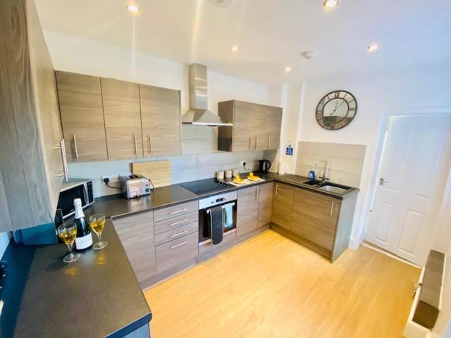 Cannock House ~ 4 Bedrooms All With Ensuite. 루겔레이 외부 사진